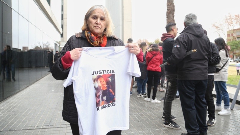 Marcela Ontiveros, madre de Marcos Guenchul, en pedido de justicia.