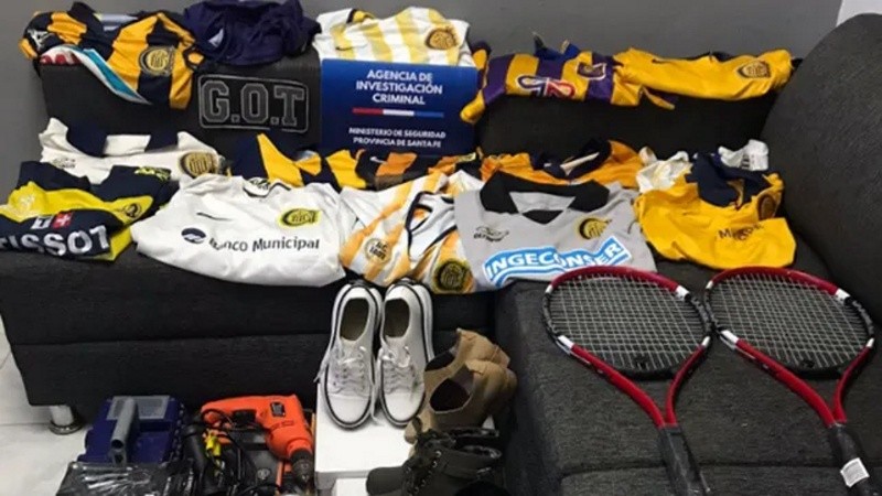 Se secuestraron 13 camisetas y un short de Rosario Central, diversas alhajas de oro, vehículos e información para la causa.