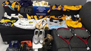 Se secuestraron 13 camisetas y un short de Rosario Central, diversas alhajas de oro, vehículos e información para la causa.