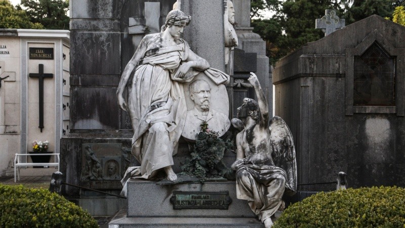 Una de las obras que integra el patrimonio artístico de el cementerio El Salvador.