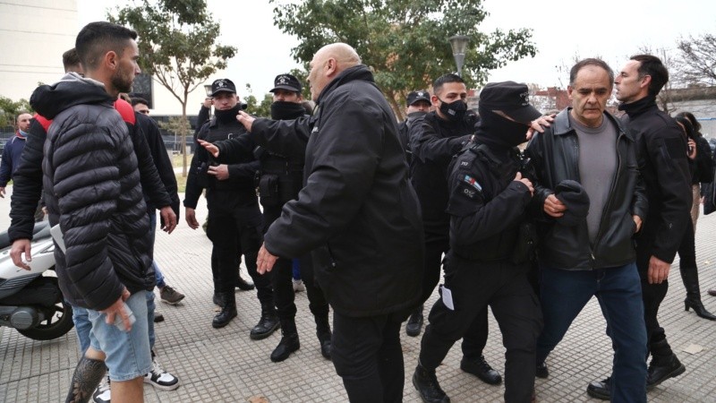 Los incidentes a la salida del Centro de Justicia Penal, tras la lectura del fallo del caso Guenchul