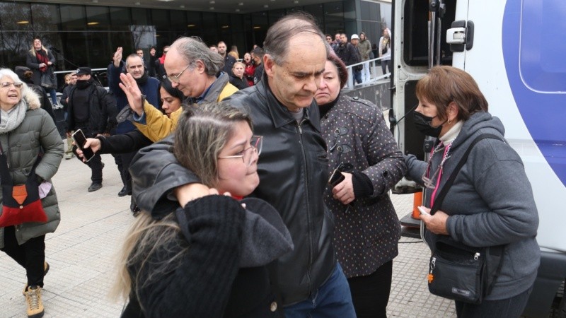 El padre de Priscila Denoya retirándose del lugar, insultado por amigos de Guenchul