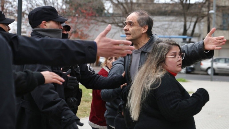 El padre de Priscila Denoya saliendo del Centro de Justicia Penal