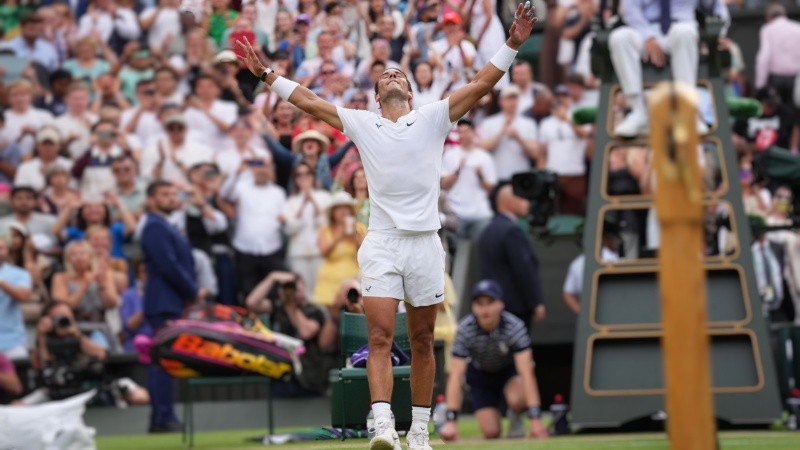 El mallorquín jugará una vez más semifinales de Wimbledon, tras una dura batalla.