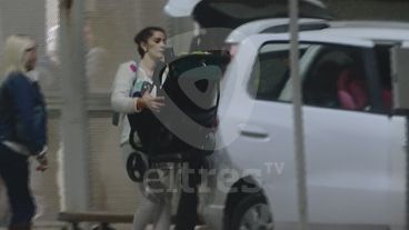 El momento de la salida de Priscila Denoya de la cárcel.