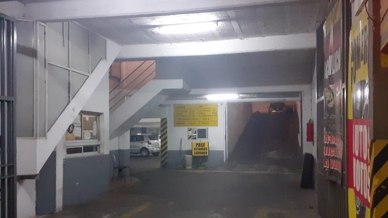 Uno de los autos se lo robaron a un hombre que justo ingresaba a guardarlo.