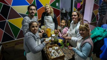 Nicolás Biolatto, el coordinador del Proyecto Espuma y algunas de las talleristas.