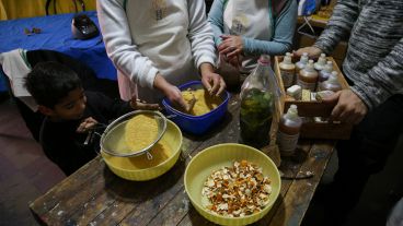 Se le agregan cítricos molidos y hierbas del lugar que lo perfuman.