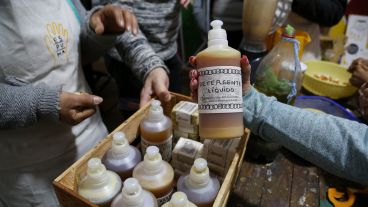 El ACU (Aceite de Cocina Usado) se convierte en detergentes y jabones biodegradables.