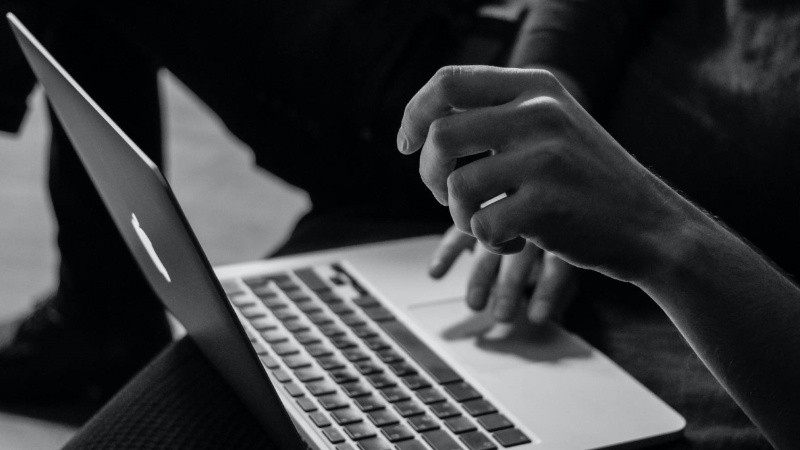 Japón estableció sanciones más severas contra las personas que cometan acoso digital.