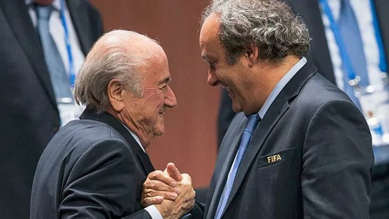 Los ex referentes de FIFA y UEFA salieron beneficiados en una de las investigaciones que los tenían como acusados. 