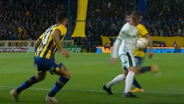 La jugada que revisó el VAR por posible mano de Malcorra.