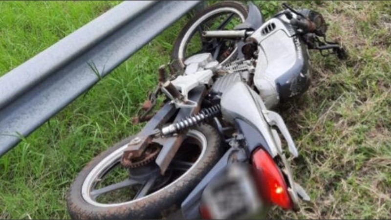 La moto en la que circulaba la víctima fatal.