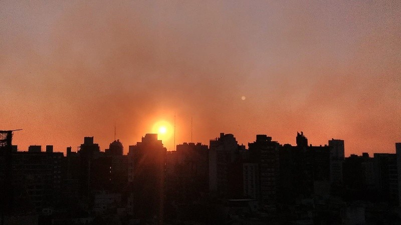 La puesta del sol sobre el río empañada por el humo de las islas.