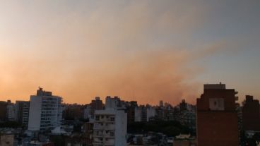 La puesta del sol sobre el río empañada por el humo de las islas.