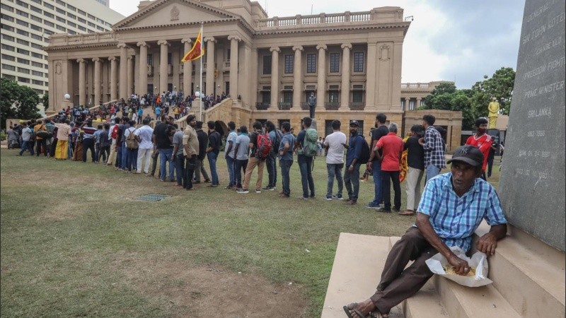 Cientos de personas hacen cola para recibir comida delante del secretariado de Presidencia en Colombo, Sri Lanka,.