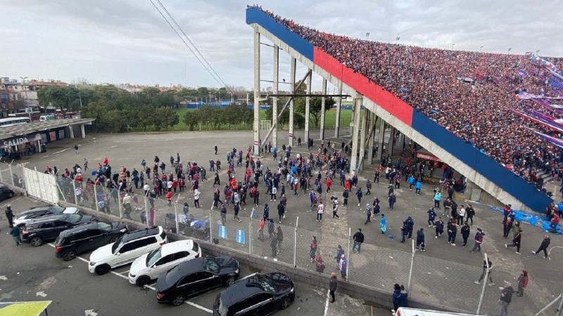 Los incidentes se iniciaron en uno de los dos ingresos a la popular local del Nuevo Gasómetro.