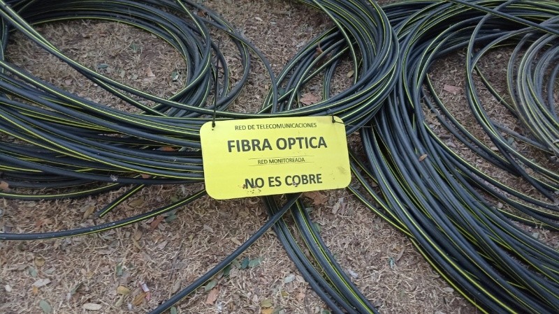 El cartel para que no se roben los cables.