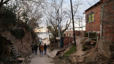 Una de las callecitas del barrio que da al río.