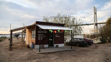 Uno de los comercios del barrio a metros del puente Rosario Victoria.
