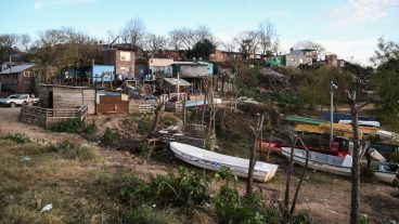 Una postal de las viviendas del Remanso Valerio de cara al río. Parte de las embarcaciones están sobre tierra por la actual bajante.