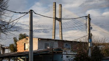 La estructura del puente fácilmente visible en cada punto del barrio.