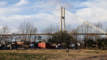 El puente visible desde todo el barrio.