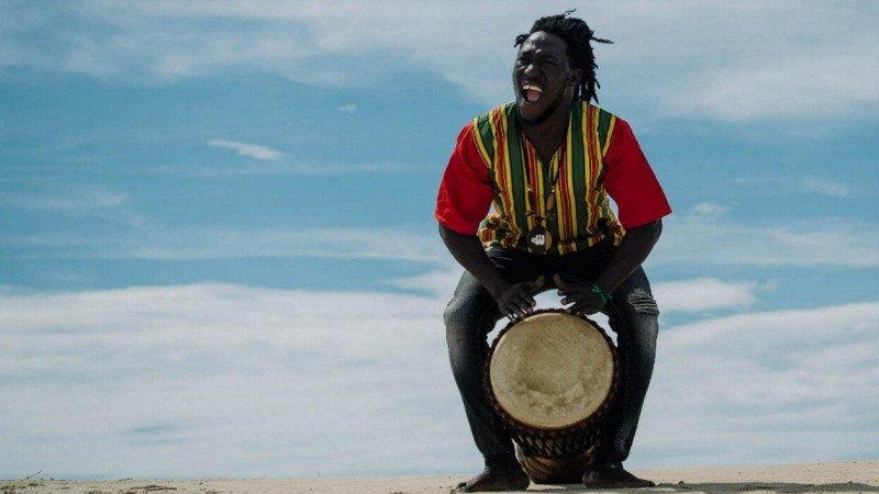 Sekouba Oulare es músico percusionista de la región de Sankaran, Guinea Conakry.