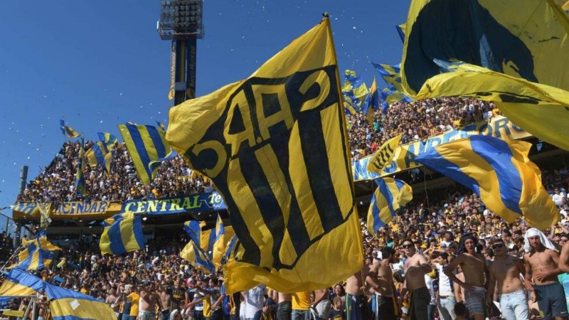 Los hinchas canallas aguardan su turno para conseguir un lugar en el clásico.