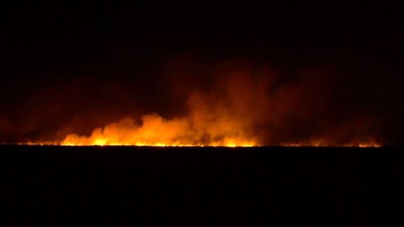 Un frente de incendio en la ruta a Victoria.