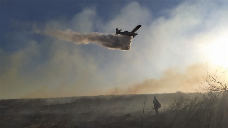 Los operativos con aviones y helicópteros cuestan un millón de pesos diarios.