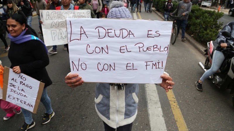 El acuerdo con el Fondo Monetario Internacional presente entre las consignas de los manifestantes.