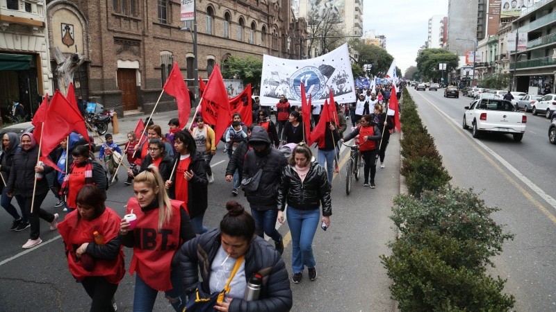Las columnas avanzaron por calle Pellegrini hacia el Monumento.
