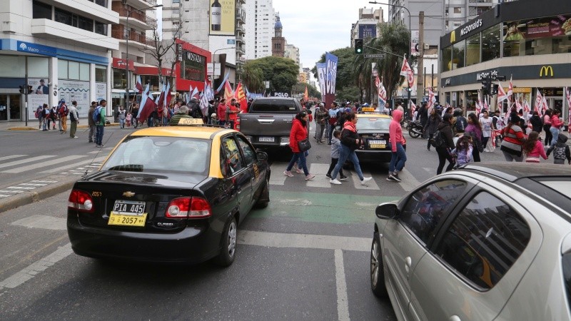 Automovilistas frenados en medio de la protesta.