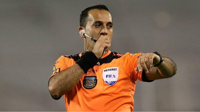 Fernando Espinoza tiene números generales negativos con los dos equipos rosarinos. 