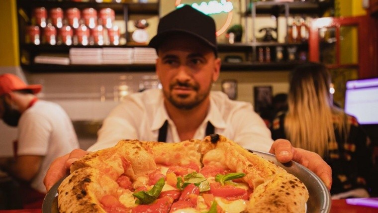 Santiago Cenitagoya, dueño y maestro pizzaiolo de Chichilo's pizza.