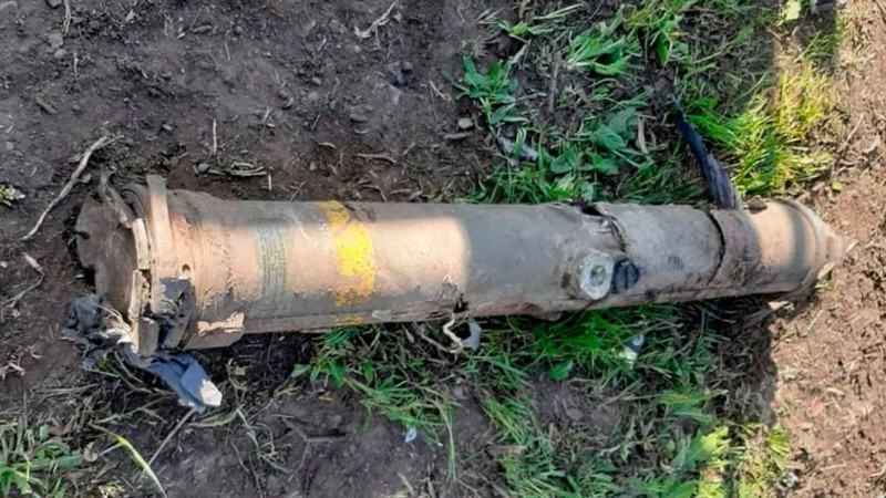 El proyectil tiene una etiqueta metálica que indica 