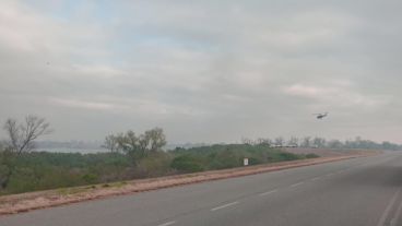 Un helicóptero cerca de Victoria, combatiendo los incendios entre el humo este viernes.