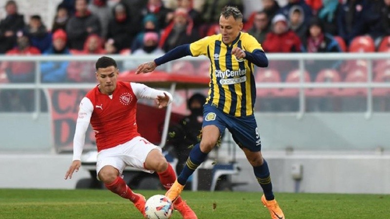 El punta dejó la cancha en el complemento debido a un golpe en el pie derecho.