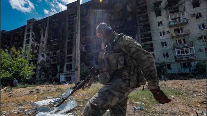 Así caminaba el último martes un militar ruso por Severodonetsk, región de Luhansk, Ucrania.