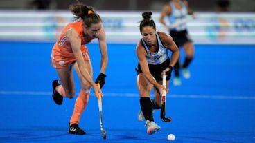 Rocío Sánchez disputa la bola ante la holandesa Felice Albers.