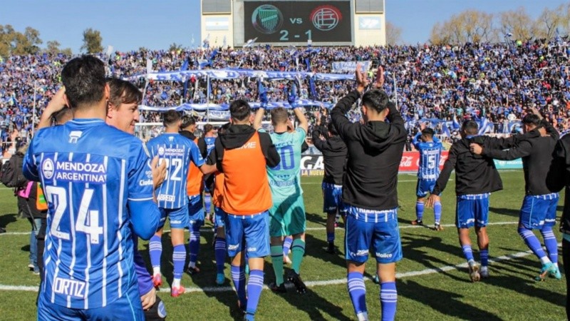 Los jugadores del Tomba celebran con su gente en el Malvinas Argentinas.