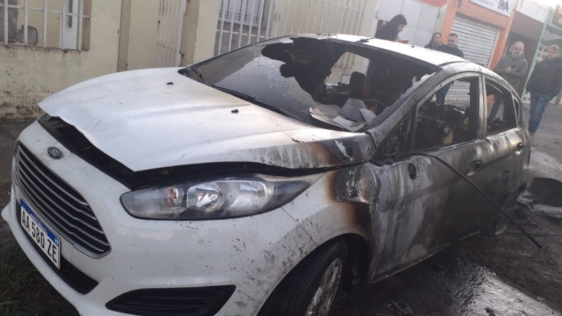 El auto quedó totalmente destruido. 