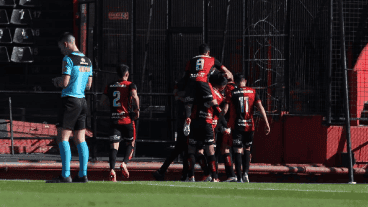 El festejon rojinegro en el final, tras el gol de Funez.