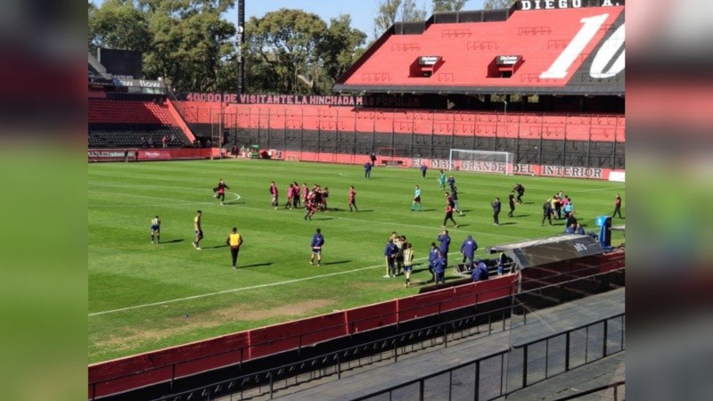 La imagen de los instantes previos al altercado entre Rivarola y los jugadores de Newell's en el Coloso.