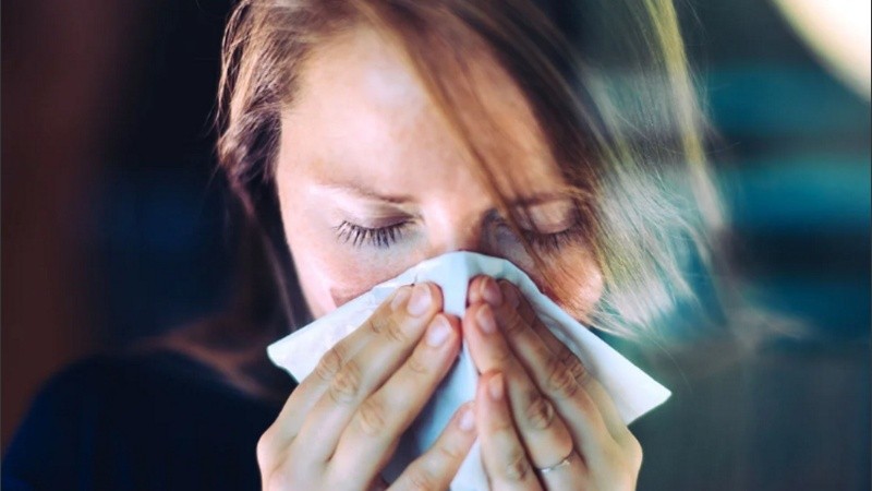 Los síntomas que solían ser claves hace varios meses y también frecuentes eran la fiebre y pérdida del olfato o gusto, pero ahora se han vuelto menos comunes según este estudio.