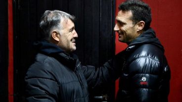 Una de las fotos del saludo entre Martino y Scaloni en el Coloso.