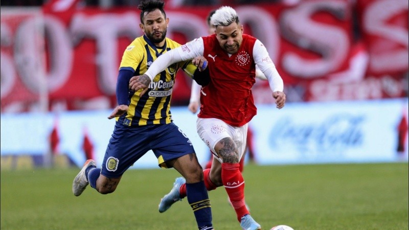 El volante chaqueño en plena acción durante el empate canalla con Independiente.