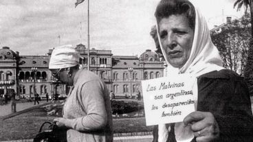 Tras la desaparición de su hijo, Delia buscó durante varios meses a sus familiares sola y sin apoyo, hasta que a comienzos de 1977 integró el primer grupo de madres y familiares.
