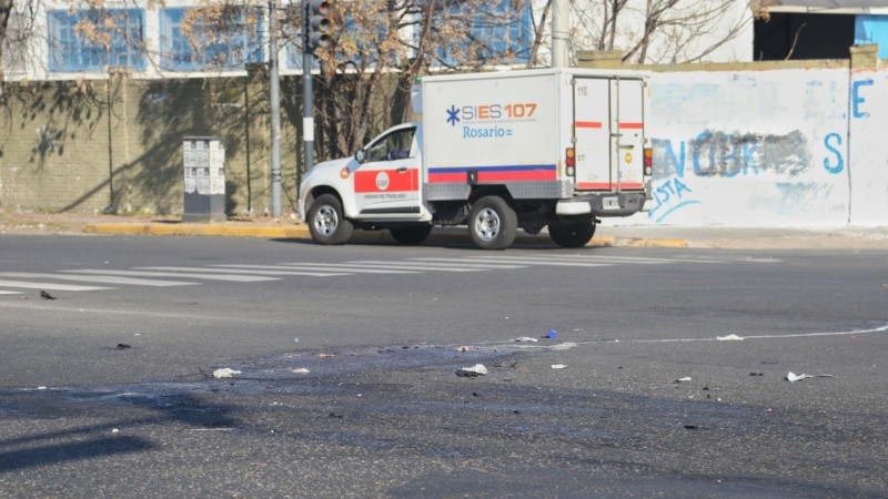 El choque del motociclista contra el colectivo fue a las 6 de este martes.